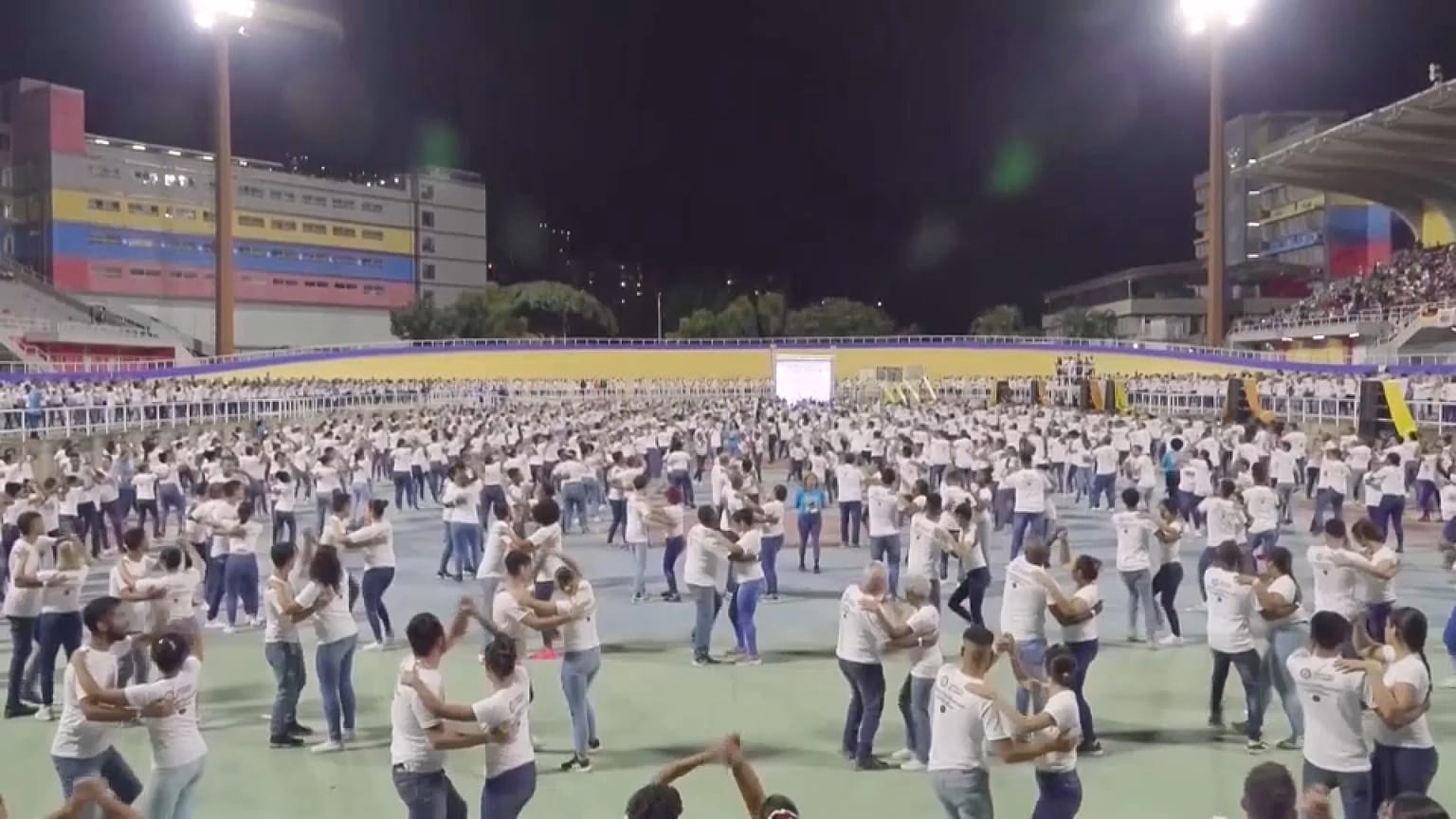 El velódromo Teo Capriles de Caracas con los más de 2 000 participantes bailando