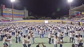 El velódromo Teo Capriles de Caracas con los más de 2 000 participantes bailando