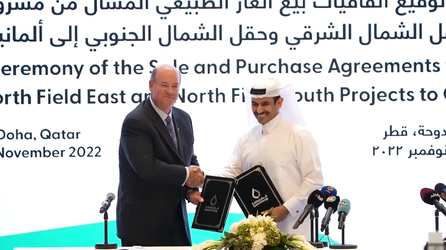 Presentaron el acuerdo el director ejecutivo de la petrolera tejana, Ryan Lance y el ministro de Energía y director deneral de Qatar Energy Saad al-Kaabi