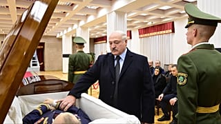 Lukaşenko, Belarus Dışişleri Bakanı Vladimir Makei'nin tabutuna dokundu ancak bir açıklama yapmadı