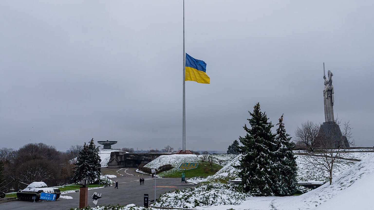 Bandeira a meia haste no monumento à Pátria Ucraniana, em Kiev
