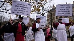 Talhantes e produtores de enchidos protestam diante da Assembleia Nacional, em Paris
