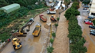 Συνεργεία προσπαθούν να καθαρίσουν τους δρόμους που έχουν καλυφθεί από λάσπη