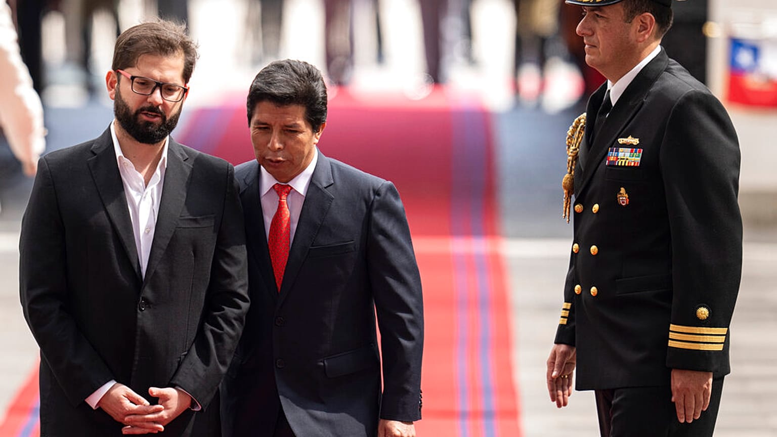 El presidente de Chile, Gabriel Boric, con el presidente de Perú, Pedro Castillo, en el palacio presidencial de La Moneda en Santiago de Chile, el 29 de noviembre de 2022.