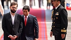 El presidente de Chile, Gabriel Boric, con el presidente de Perú, Pedro Castillo, en el palacio presidencial de La Moneda en Santiago de Chile, el 29 de noviembre de 2022.