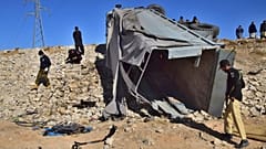 تصویر کامیون نیروهای پلیس پاکستان که در حال اعزام جهت حراست از تیم واکسیناسیون فلج اطفال بودند و مورد حمله انتحاری قرار می‌گیرند