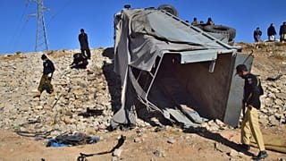 تصویر کامیون نیروهای پلیس پاکستان که در حال اعزام جهت حراست از تیم واکسیناسیون فلج اطفال بودند و مورد حمله انتحاری قرار می‌گیرند