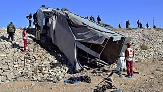مسؤولو أمن باكستانيون يتفقدون موقع التفجير الانتحاري في ضواحي كويتا، باكستان، الأربعاء 30 نوفمبر 2022