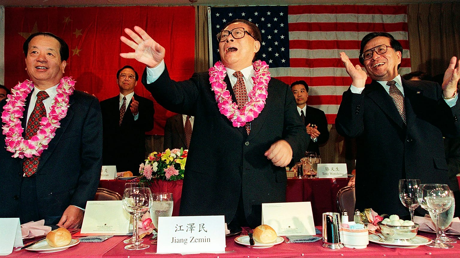 El expresidente Jiang Zemin, en el centro, saluda en una cena organizada por la Comunidad Chino Americana en Los Ángeles, EE. UU., el 2 de noviembre de 1997.