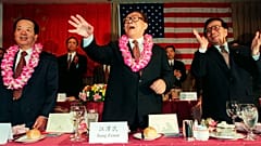 El expresidente Jiang Zemin, en el centro, saluda en una cena organizada por la Comunidad Chino Americana en Los Ángeles, EE. UU., el 2 de noviembre de 1997.