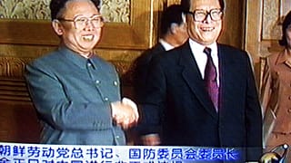 Jiang Zemin (rechts) mit dem damaligen nordkoreanischen Diktator Kim Jong-il, angeblich in Peking am 1. Juni 2022