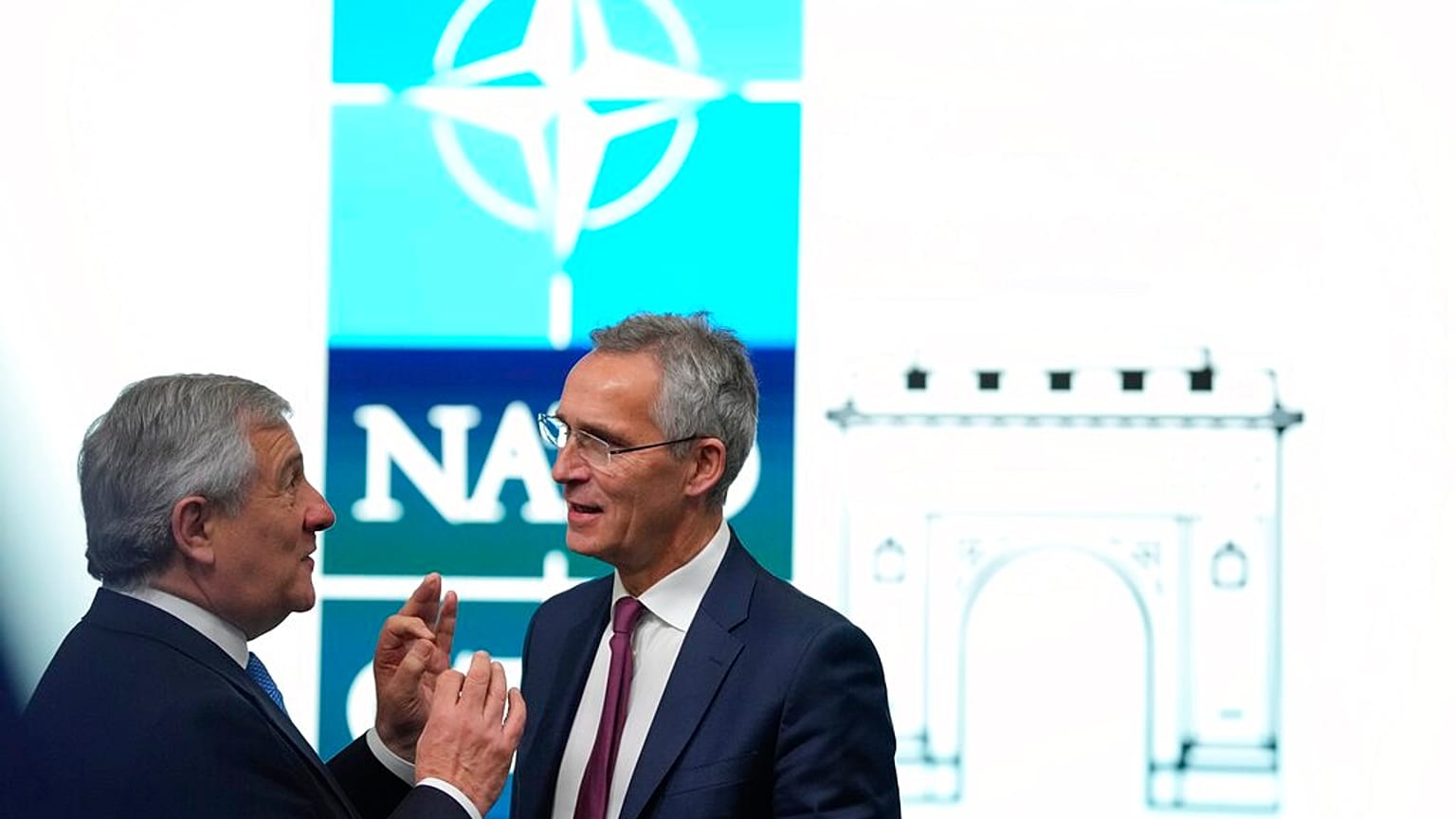 Il ministro degli Esteri Antonio Tajani con il segretario generale della Nato Jens Stoltenberg, a Bucarest