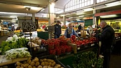 İtalya'nın başkenti Roma'da bir marketten alışveriş yapan kişi 