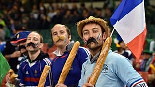 Archives : supporteurs de l'équipe de France de Rugby lors d'une rencontre entre les Bleus et le XV irlandais à Cardiff pendant la Coupe du monde, le 11 octobre 2015
