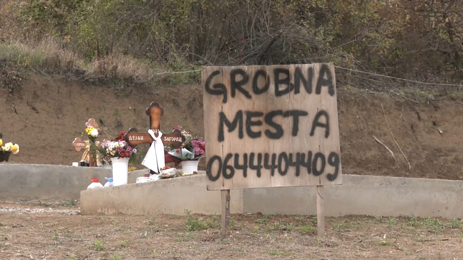 Eladó sírhelyeket hirdető felirat egy szerb temető közelében