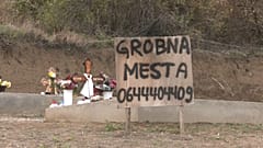 Eladó sírhelyeket hirdető felirat egy szerb temető közelében
