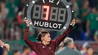 Stephanie Frappart ejerciendo de cuarta árbitra en el partido México-Polonia en la Copa Mundial de la FIFA Catar 2022.