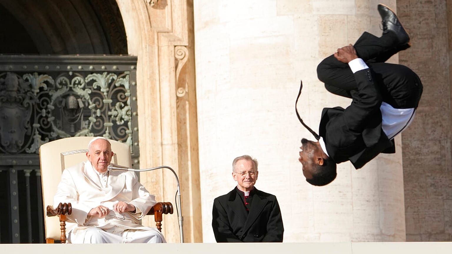 La performance dei Black Blues Brothers a Piazza San Pietro, Roma