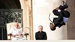 La performance dei Black Blues Brothers a Piazza San Pietro, Roma