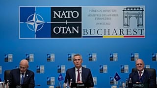 Президиум конференции глав МИД стран НАТО в Бухаресте во главе с генсеком альянса Йенсом Столтенбергом
