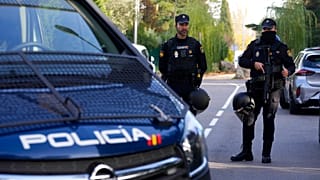 Полицейские стоят в оцеплении на территории рядом с посольством Украины в Мадриде /Испания / 30 ноября 2022 года.
