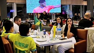   لبنانيون يشاهدون بثاً لمباراة كرة القدم لكأس العالم لكرة القدم 2022 بين البرازيل وسويسرا، في مقهى ومطعم في منطقة السبتية، شمال بيروت، 28 نوفمبر، 2022.