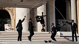 Akrobatische Springseilnummer auf dem Petersplatz