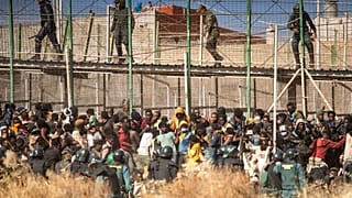 Çoğunluğu Afrikalı 20'den fazla göçmen, Fas üzerinden İspanya'nın Afrika'daki toprağı Melilla'ya girmeye çalıştığı sırada çıkan izdihamda hayatını kaybetmişti