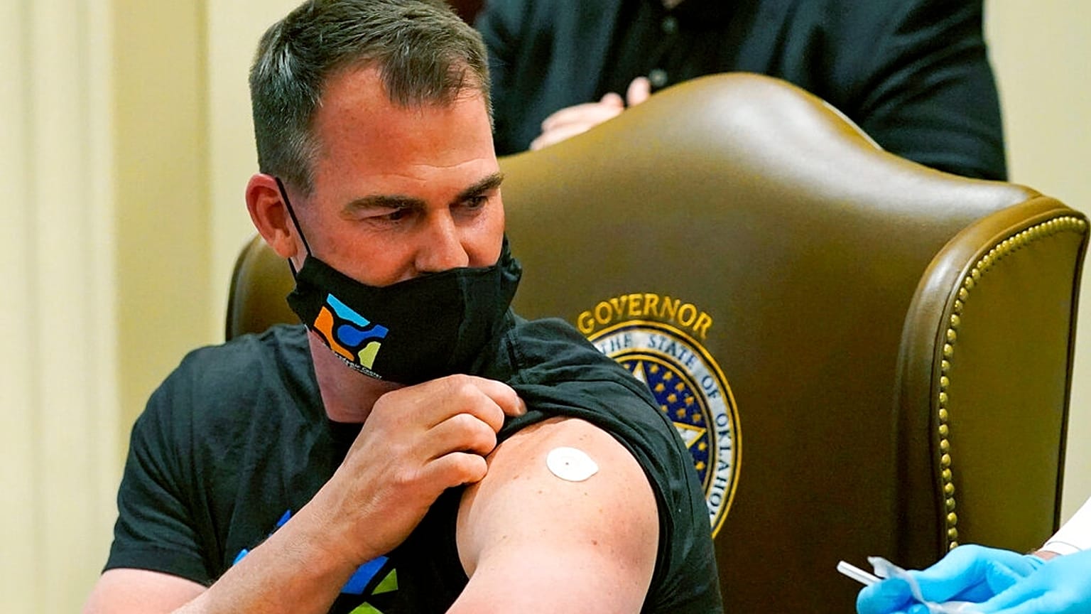 Oklahoma eyaletinin Cumhuriyetçi Valisi Kevin Stitt Covid-19 aşısı yaptırırken / Arşiv
