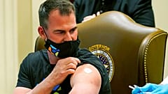 Oklahoma eyaletinin Cumhuriyetçi Valisi Kevin Stitt Covid-19 aşısı yaptırırken / Arşiv