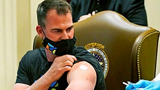 Oklahoma eyaletinin Cumhuriyetçi Valisi Kevin Stitt Covid-19 aşısı yaptırırken / Arşiv