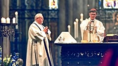 Der umstrittende Erzbischof von Köln, Kardinal Rainer Woelki feiert eine katholische Messe im Kölner Dom, 3. Mai 2020