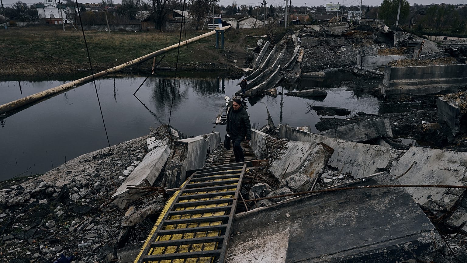 Una mujer camina por un puente explotado en Bajmut, Ucrania, región de Donetsk, Ucrania, el viernes 11 de noviembre de 2022.