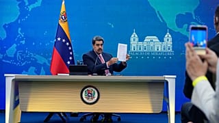El presidente venezolano Nicolás Maduro sostiene un documento relacionado con el reinicio de las conversaciones entre su gobierno y la oposición, el 30 de noviembre de 2022.