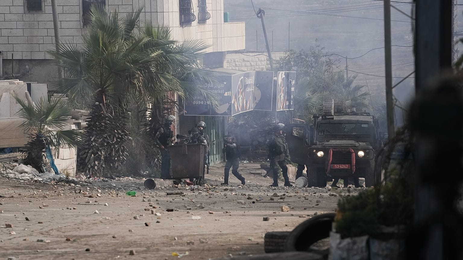 قوات الأمن الإسرائيلية تتخذ مواقعها خلال مواجهات مع متظاهرين فلسطينيين بعد جنازة في قرية بيت أمر بالضفة الغربية، بالقرب من الخليل، الثلاثاء 29 نوفمبر 2022