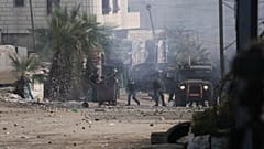 قوات الأمن الإسرائيلية تتخذ مواقعها خلال مواجهات مع متظاهرين فلسطينيين بعد جنازة في قرية بيت أمر بالضفة الغربية، بالقرب من الخليل، الثلاثاء 29 نوفمبر 2022