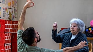 Coreógrafo Rafael Alvarez com uma idosa do lar de Atães