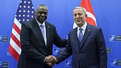 ABD Savunma Bakanı Lloyd James Austin (sol), Milli Savunma Bakanı Hulusi Akar 