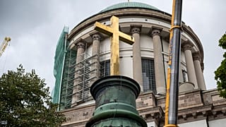 Kereszt a felújítás alatt álló esztergomi Nagyboldogasszony- és Szent Adalbert-főszékesegyház déli toronysisakján 2022. szeptember 19-én – képünk illusztráció
