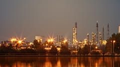 Завод по переработке нефти расположен на сицилийском побережье вблизи Сиракуз