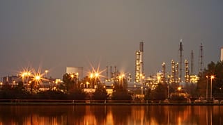 Завод по переработке нефти расположен на сицилийском побережье вблизи Сиракуз