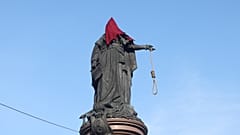 В сентябре на голову Екатерины надели колпак палача, в руку вложили веревку, а нижнюю часть монумента облили красной краской 