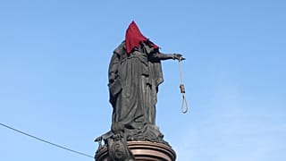 В сентябре на голову Екатерины надели колпак палача, в руку вложили веревку, а нижнюю часть монумента облили красной краской 