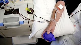 متبرع بالدم في مركز التبرع بالدم التابع للصليب الأحمر في تولسا بولاية أوكلاهوما.