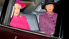 Lady Susan Hussey (r.), Hofdame der Queen, zusammen mit der Monarchin, 23.01.2011