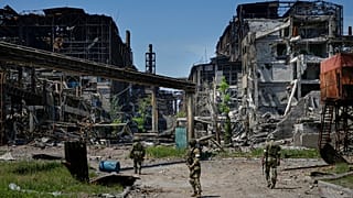 Orosz katonák a szétlőtt Azovsztal acélműnél