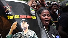 "Chris Hani'yi bir daha öldürme" yazılı pankart tutan protestocular
