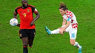 A sok helyzetet kihagyó Romelu Lukaku (9) és a horvát csapatkapitány, Luka Modrics a horvát-belga találkozón a katari világbajnokságon.
