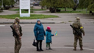 Oksana Korsh, de 39 años, junto a su hija Veronika, de 5 años, tras ser evacuada por agentes de policía a la estación de tren en Kherson, Ucrania, el 1 de diciembre de 2022.