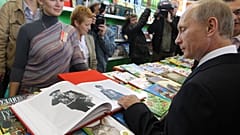 Wladimir Putin auf der Moskauer Buchmesse 2010